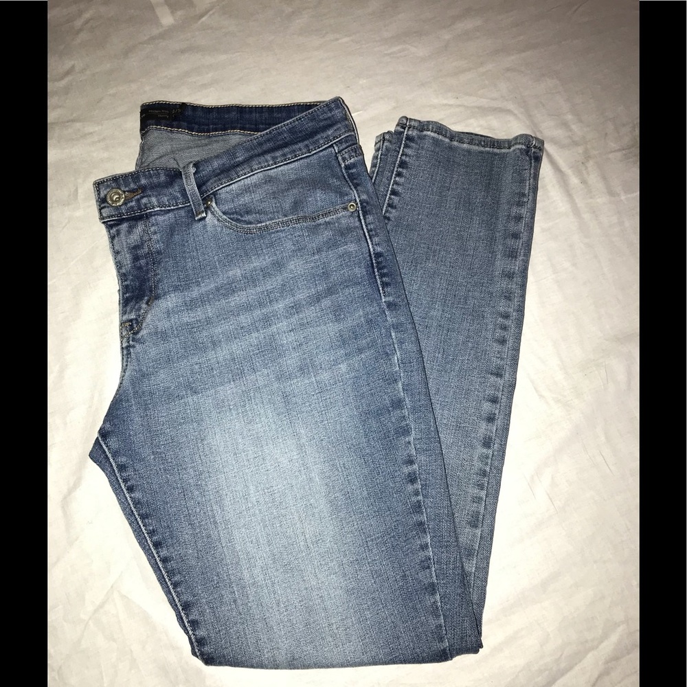 Women’s Levi’s Jeans. PRICE DROPPED 🚨🚨🚨